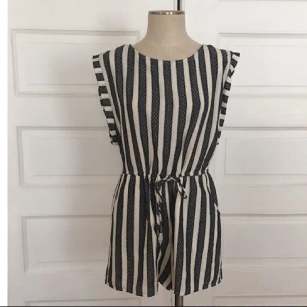 ✨HP✨Universal Threads Romper✨  - Picture 5 of 6